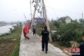 江苏特大暴雨?8人死?200人重?>
        <p class='ph_title'>江苏特大暴雨?8人死?200人重?/p>
        <p class='ph_time'>2016-06-24</p>
      </a>
    </li>
                <li>
      <a href=