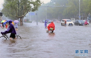 华北多地q强降雨天气车辆行h涉水前行