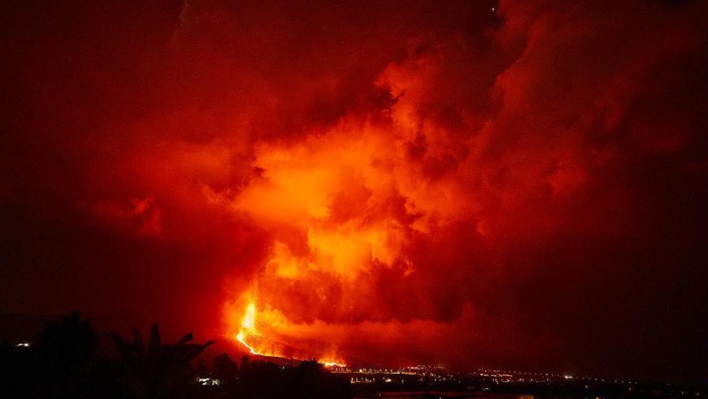 西班牙拉帕尔马岛火山持箋喷发