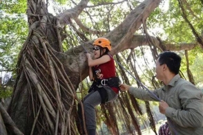 减肥 爬树 吹玻?大学奇葩课有何意?>
        <p class='ph_title'>减肥 爬树 吹玻?大学奇葩课有何意?/p>
        <p class='ph_time'>2017-10-26</p>
      </a>
    </li>
                <li>
      <a href=