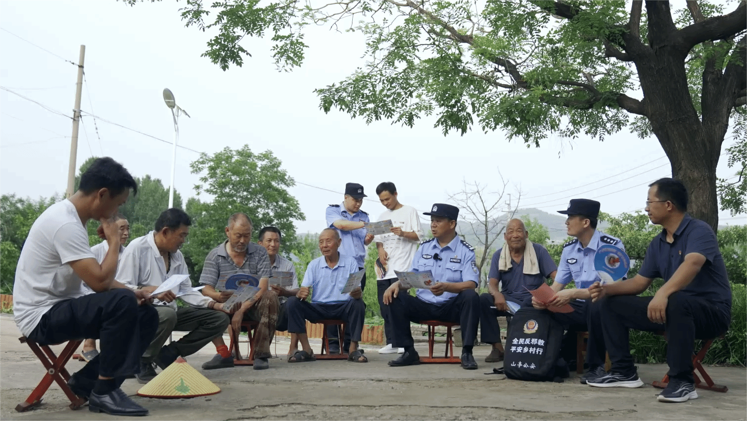 ׃省枣庄市公安局׃分局民警q乡村反邪教宣传一天纪?>
        <p class='ph_title'>׃省枣庄市公安局׃分局民警q乡村反邪教宣传一?..</p>
        <p class='ph_time'>2023-11-15</p>
      </a>
    </li>
        <li>
      <a href=