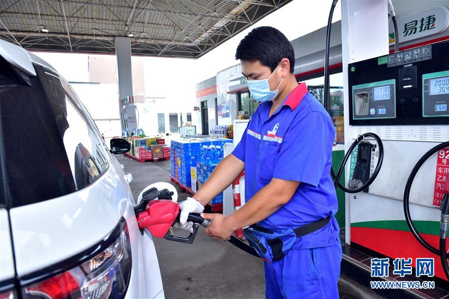 6月28日，河北省石家莊新樂市一個加油站員工給汽車加油。 當日，國家發展改革委發布消息，根據近期國際市場油價變化情況，按照現行成品油價格形成機制，自2020年6月28日24時起，國內汽、柴油價格（標準品）每噸分別提高120元和110元。 新華社發（賈敏杰 攝）