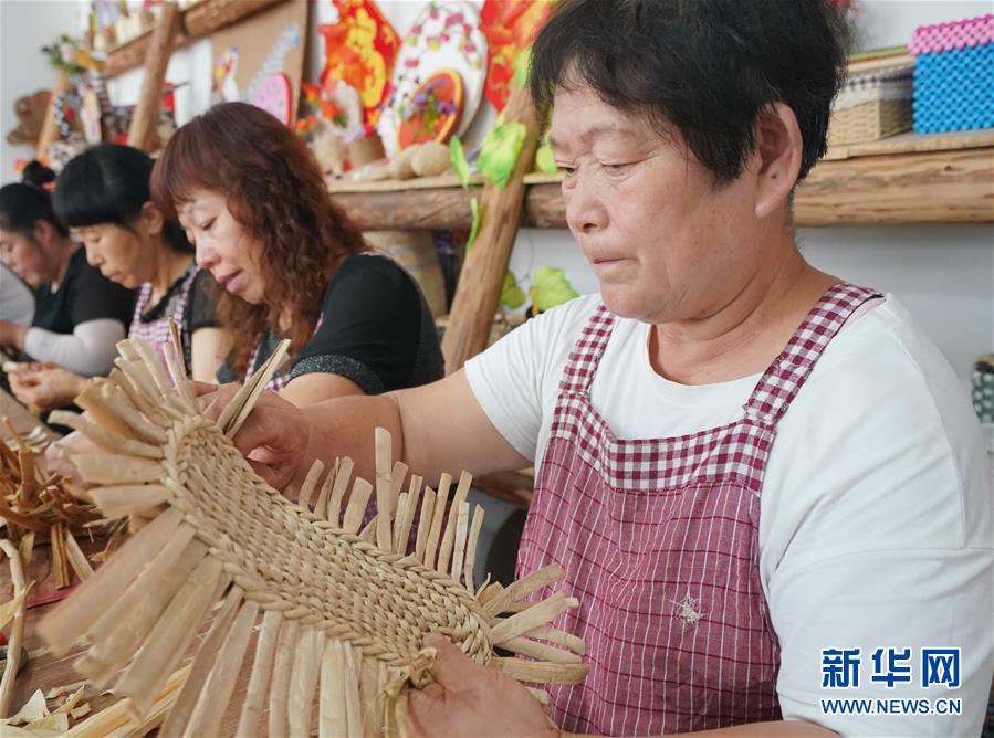 7月15日，秦皇島市撫寧區撫寧鎮的婦女在孤竹園草編基地編草鞋。 近年來，河北省秦皇島市撫寧區撫寧鎮發揮當地草編技藝歷史傳承優勢，采用“公司+合作社+農戶”模式，引領閑暇在家的婦女利用玉米皮、蒲草等編制草編工藝品，帶動200多名婦女家門口就業增收。據介紹，目前該鎮的草編工藝品遠銷日本、韓國等海外市場，年產值達3000多萬元。 新華社記者 楊世堯 攝