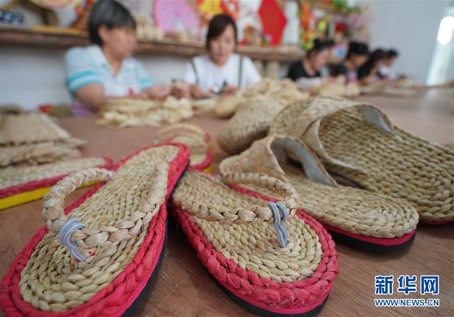 7月15日，秦皇島市撫寧區撫寧鎮的婦女在孤竹園草編基地編制草編工藝品。 新華社記者 楊世堯 攝