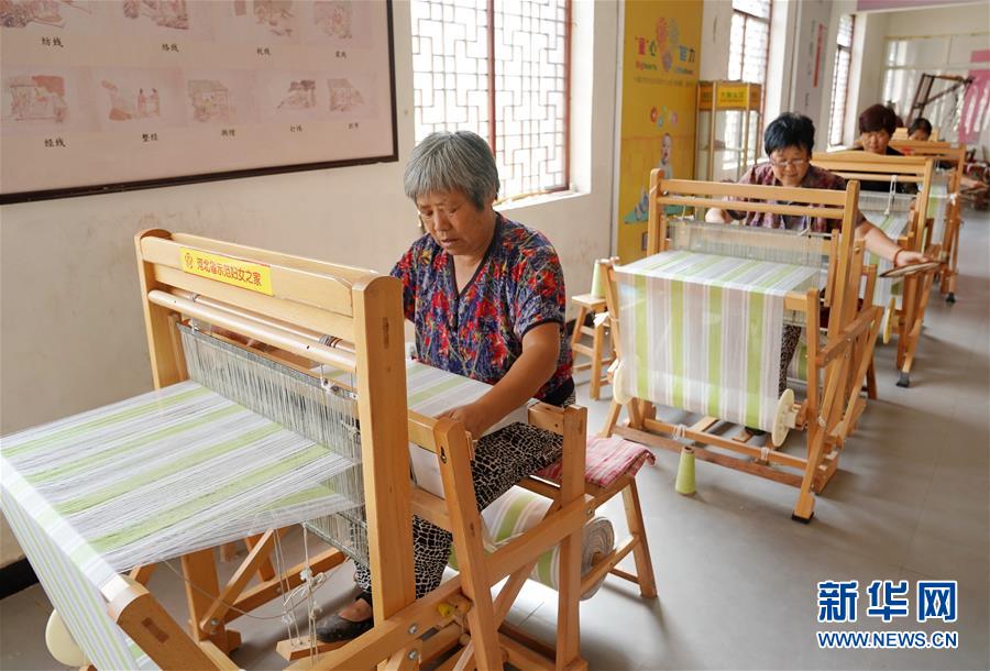 8月28日，巨鹿縣柳洼村的婦女在村里一家手織布作坊忙碌。 近年來，河北省巨鹿縣將就業扶貧作為脫貧攻堅的重要抓手，依托勞動密集型企業和扶貧車間，鼓勵企業采取短期用工、季節用工、臨時用工等靈活方式，吸納有勞動能力的農村留守婦女在家門口就業，幫助她們實現顧家、增收兩不誤。 新華社記者 牟宇 攝