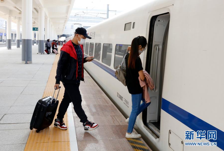 11月16日，旅客在珠西綜合交通樞紐江門站上車。當日，廣東珠西綜合交通樞紐江門站投入使用。江門站總建筑面積25.45萬平方米，匯聚了既有的江湛鐵路、廣珠城際、廣珠鐵路以及在建的深江鐵路等，是粵港澳大灣區西南部地區交通樞紐的重要組成部分。新華社記者 黃國保 攝